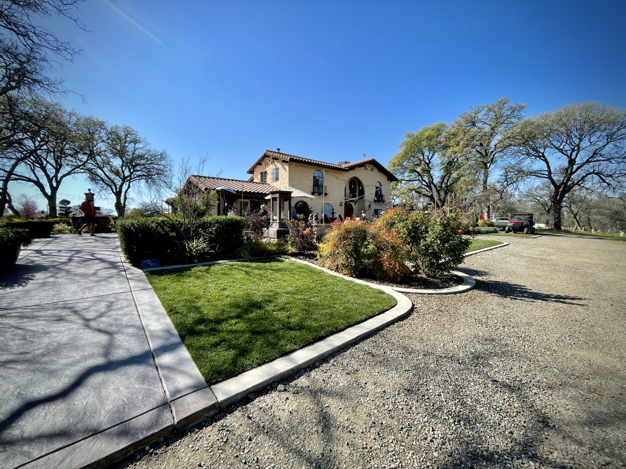 Outdoor tasting area at Rancho Roble Vineyards in Lincoln, California